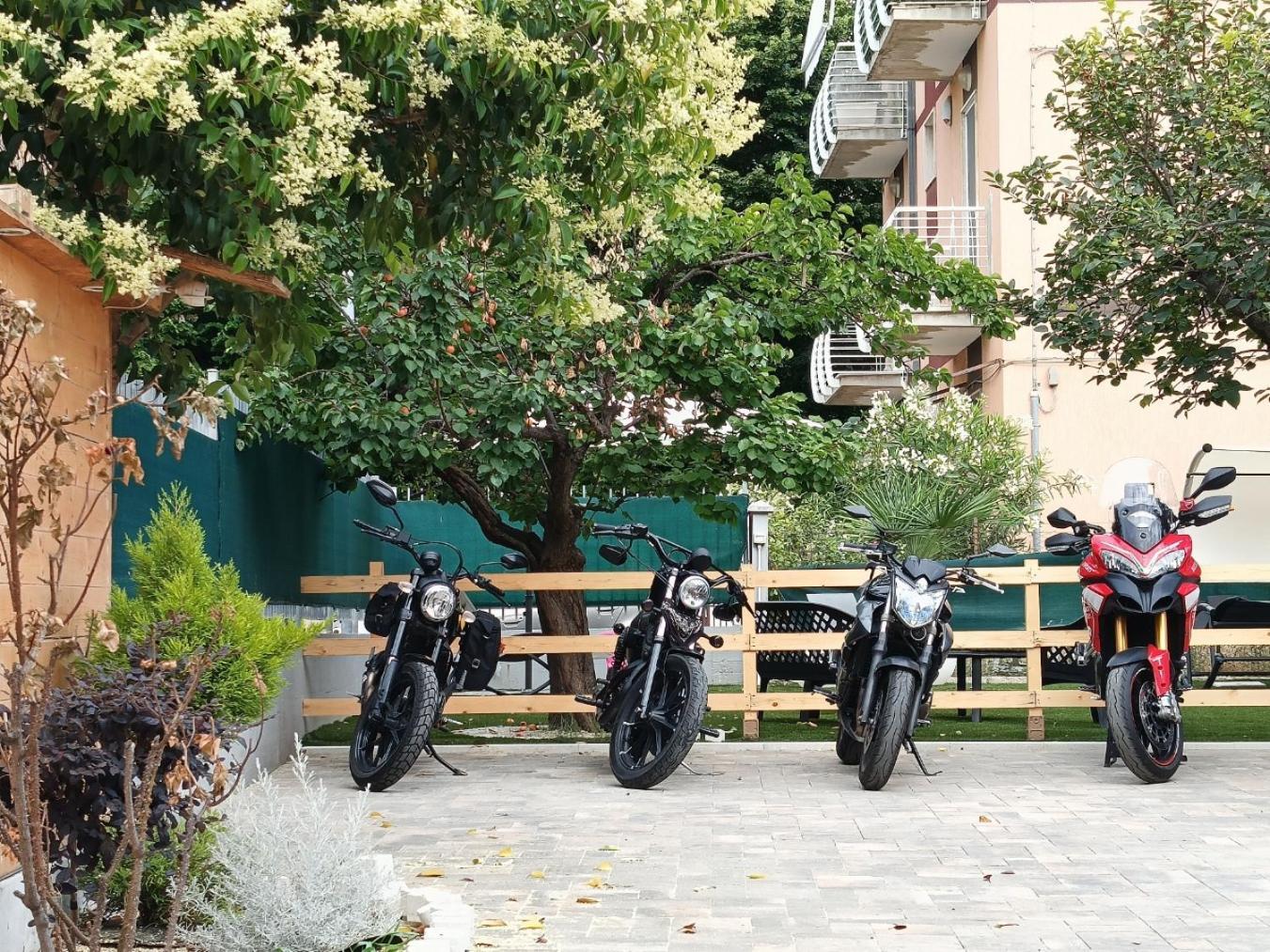 Villa Santa Lucia ซัน เบเนเดตโต เดล ตรอนโต ภายนอก รูปภาพ